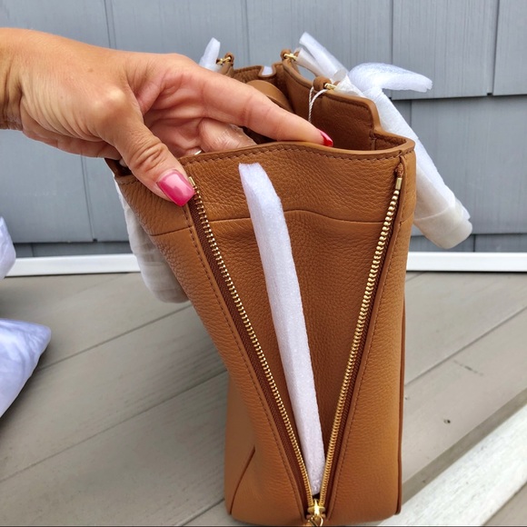 SALE🎉Tory Burch “ivy side zip” tote - Picture 8 of 8